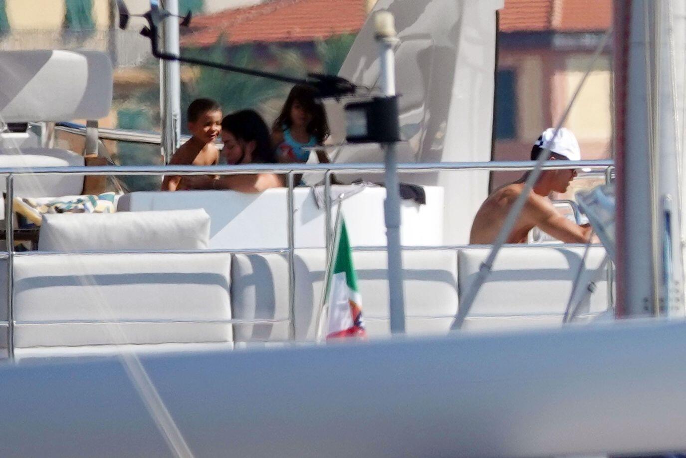 Ronaldo, 7 milyon dolarlık yatında tatil yapıyor #5