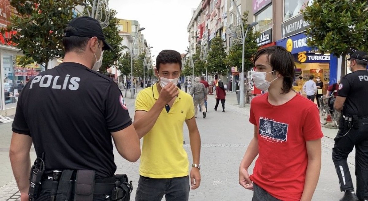 Sakarya'da maske uyarısı yapan polislere tepki gösterdi #5