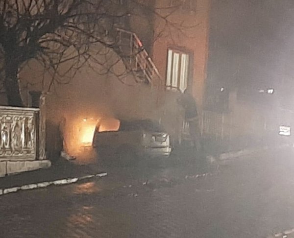 Sakarya'da park halindeki araç yandı