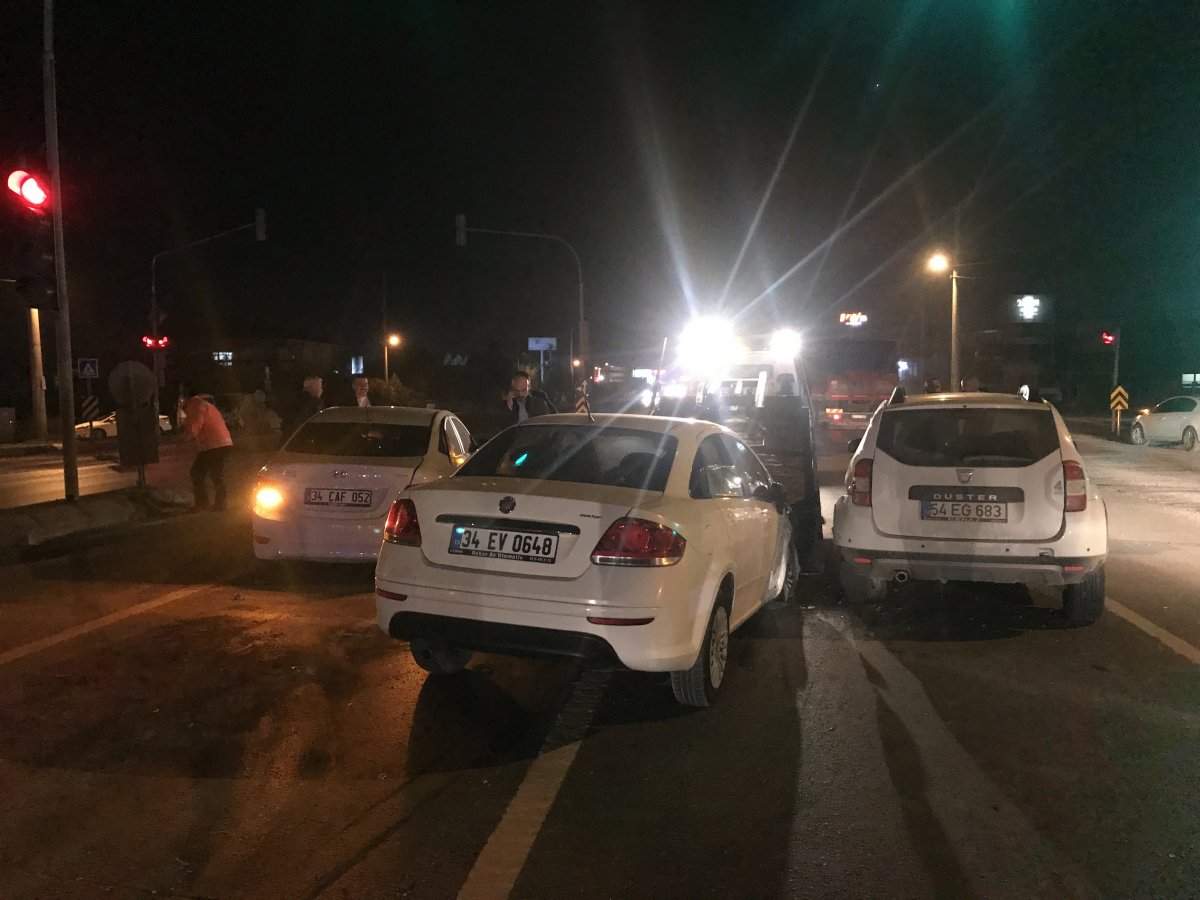 Sakarya'da zincirleme trafik kazası: 3 yaralı