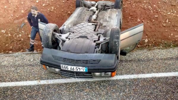 Salihli'de otomobil takla attı: 2 yaralı -2