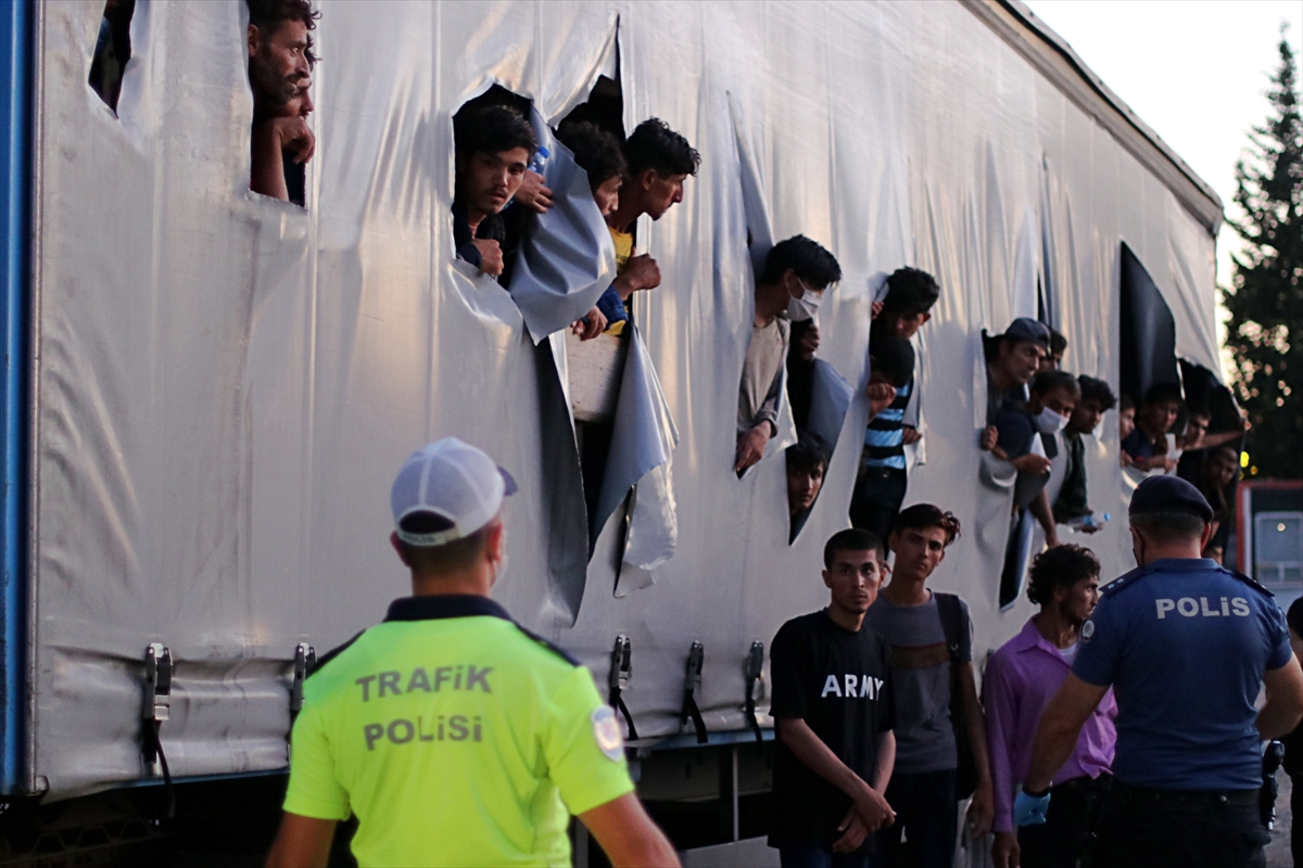 Samsun da bir tırın dorsesinde 165 düzensiz göçmen yakalandı #1