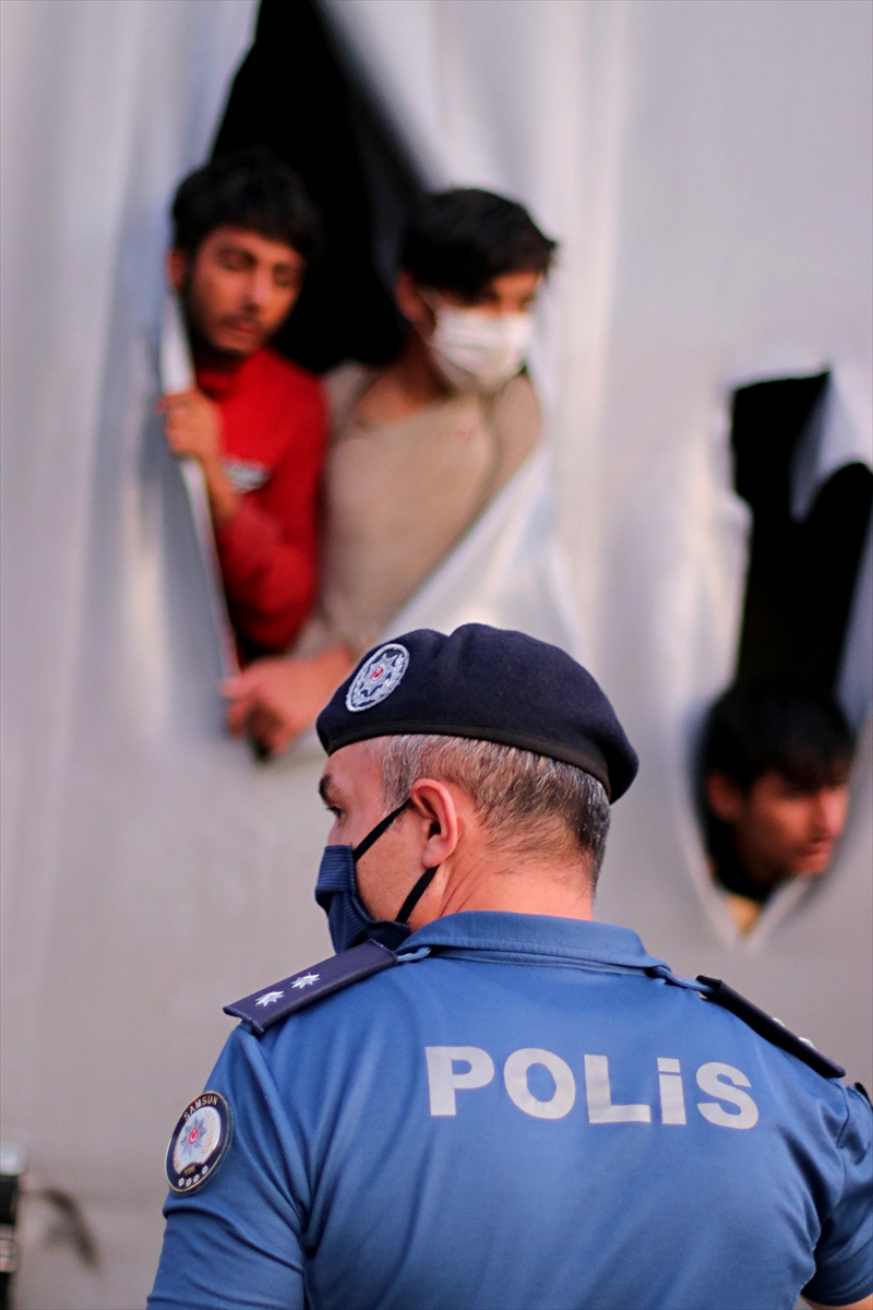 Samsun da bir tırın dorsesinde 165 düzensiz göçmen yakalandı #3