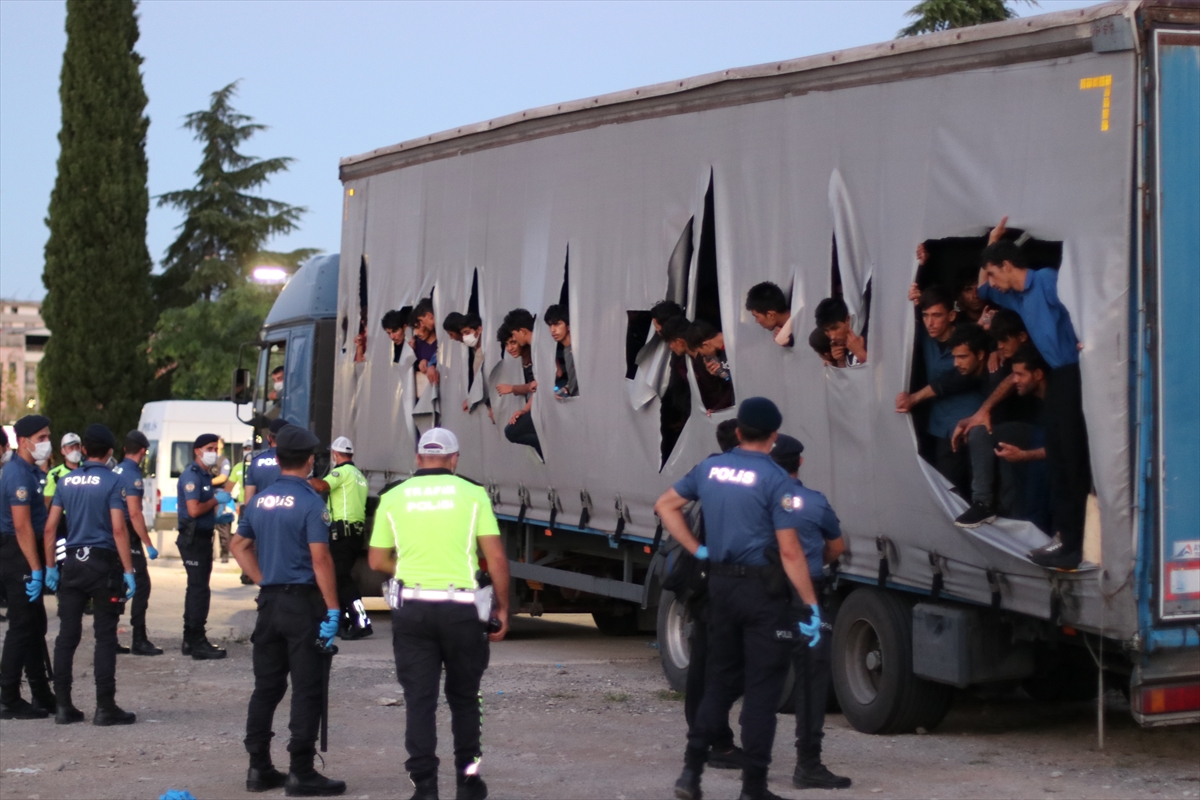 Samsun da bir tırın dorsesinde 165 düzensiz göçmen yakalandı #4