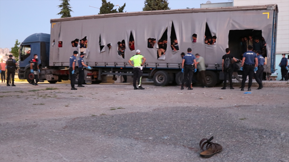 Samsun da bir tırın dorsesinde 165 düzensiz göçmen yakalandı #6