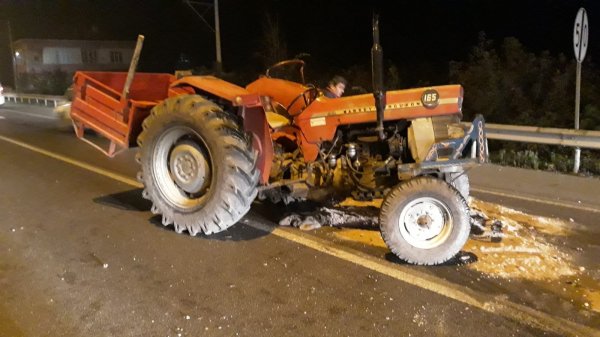 Samsun'da otomobil ile traktör çarpıştı
