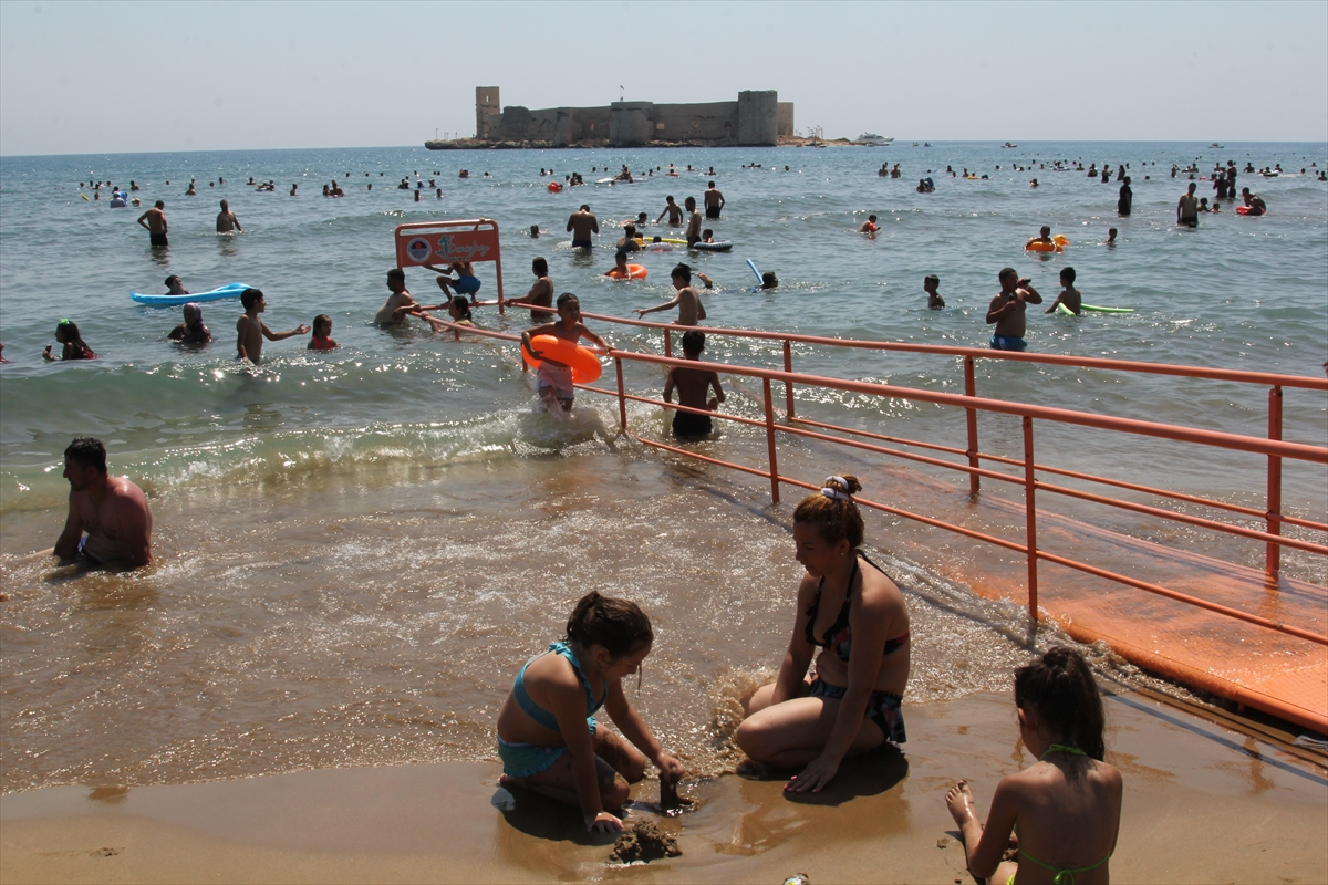 Tatilciler Mersin sahillerini doldurdu
