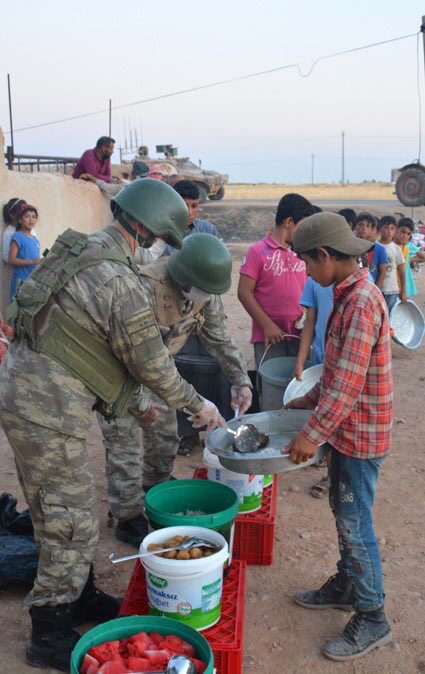 Türk askeri yemeğini Suriyelilerle paylaşıyor #4