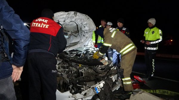 Uşak'ta tıra arkadan çarpan araçtaki 2 kişi öldü