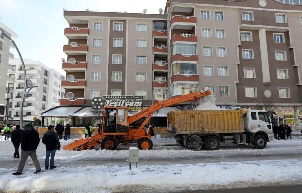 Van'da karla mücadele; Rus yapımı kar toplama aracı 'Amkodor 37' kullanıldı -1