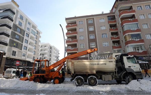 Van'da karla mücadele; Rus yapımı kar toplama aracı 'Amkodor 37' kullanıldı -2