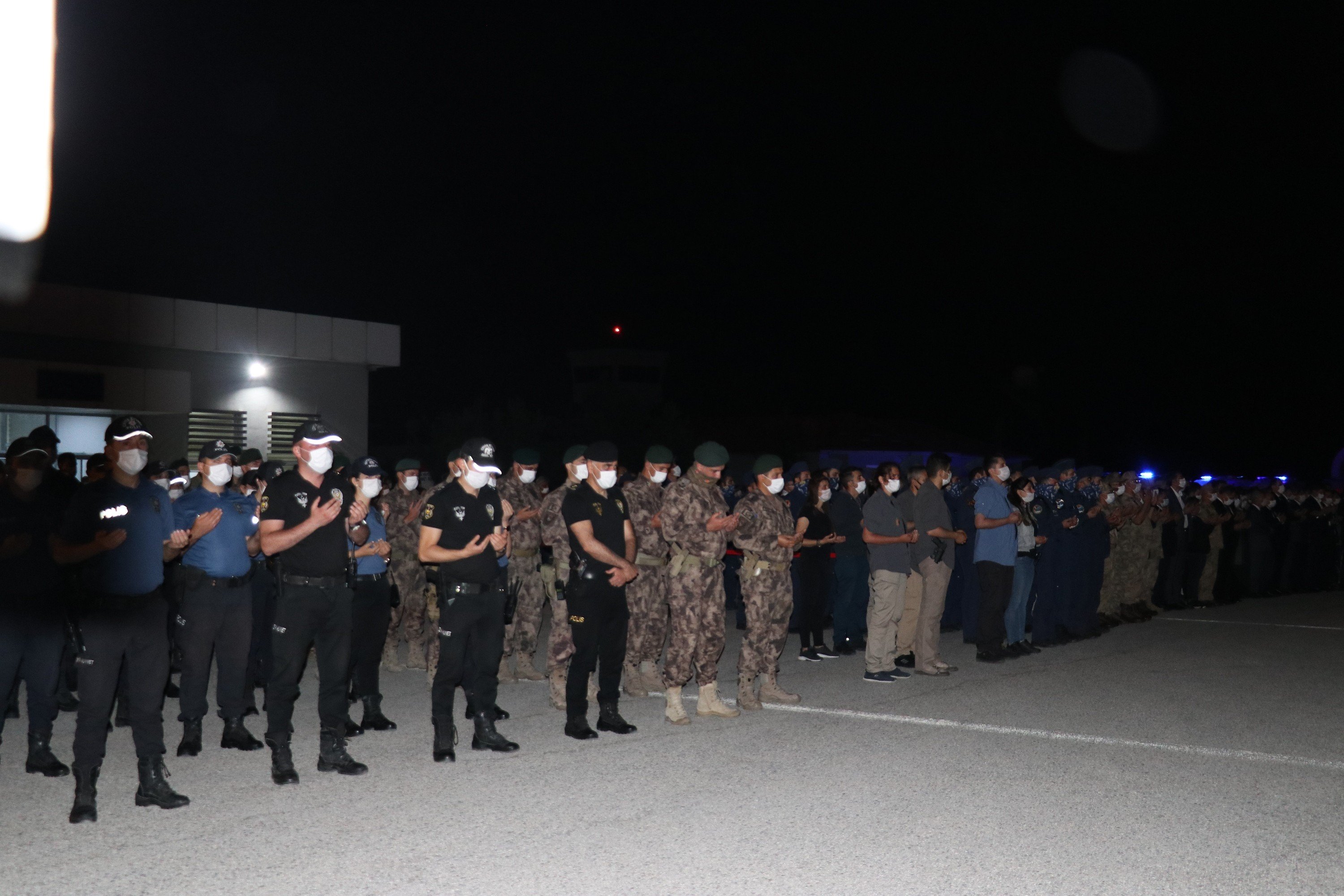 Van'da şehit olan polisler törenle uğurlandı #11