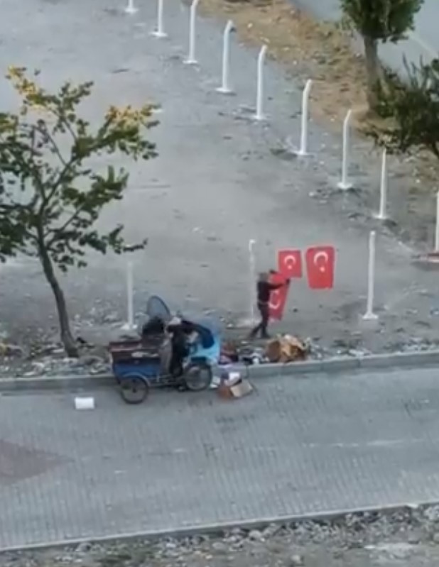 Van da Türk bayrağını çöpten çıkarıp asan çocuklar #1